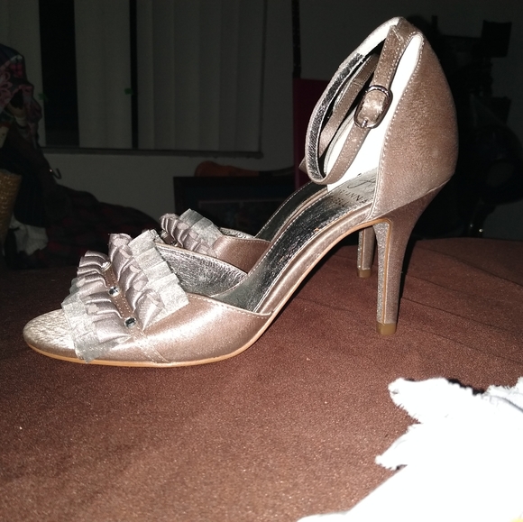 Nice heels - Picture 3 of 6